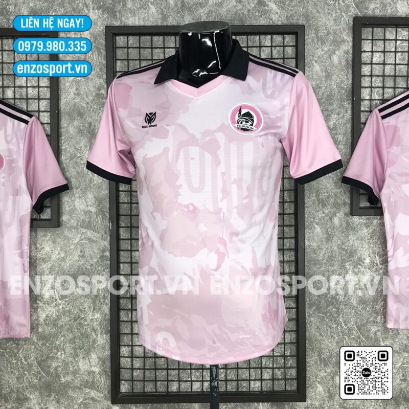 Áo Bóng Đá Thiết Kế Màu Hồng Pastel Camouflage Cổ Đen – Độc Đáo, Thời Trang & Đa Năng