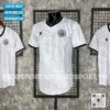 Áo Thể Thao Trắng Viền Đen Họa Tiết Mờ – Độc Đáo, Năng Động & Đa Năng