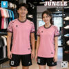 Áo Bóng Đá Thiết Kế Jungle Hồng Pastel – Phá Cách và Năng Động