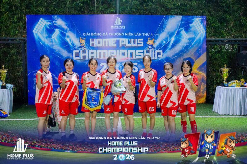 Đội nữ Home Plus mặc đồng phục thể thao màu đỏ tại giải doanh nghiệp
