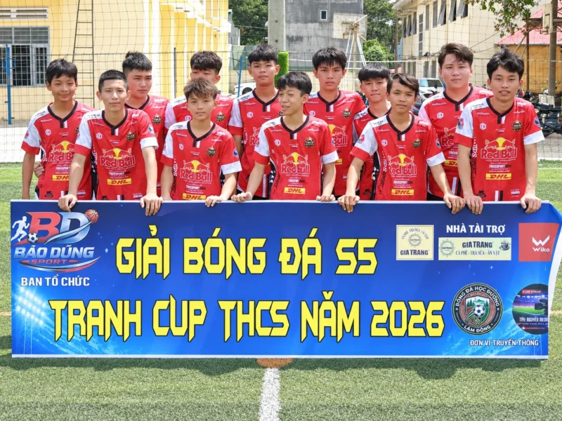 Đội bóng mặc áo bóng đá đỏ thiết kế riêng tại giải đấu