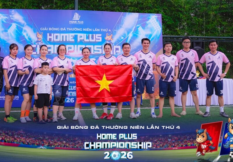 Tập thể doanh nghiệp Home Plus mặc đồng phục thể thao màu hồng