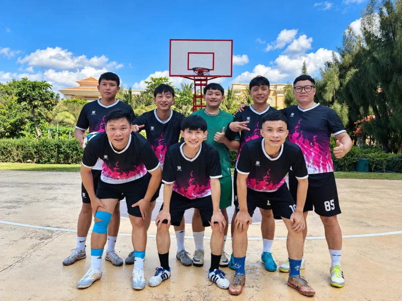 Đội bóng mặc áo bóng đá hồng đen do Enzo Sport sản xuất