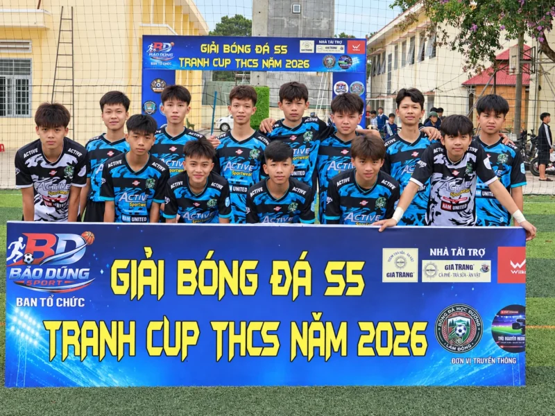 Đội bóng mặc áo bóng đá xanh đen thi đấu tại giải phong trào