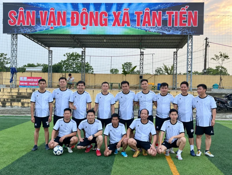 Đội bóng mặc áo bóng đá trắng đen tại sân vận động xã Tân Tiến