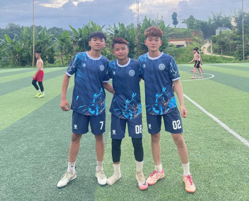 Đội bóng mặc áo bóng đá thiết kế màu xanh do Enzo Sport sản xuất